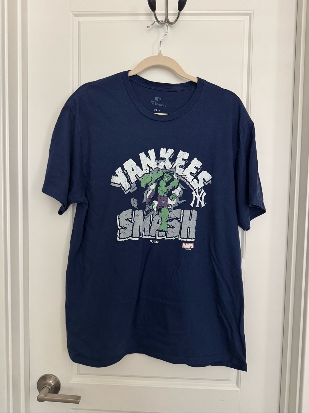 New York Yankees Marvel Hulk Smash Navy Graphic Tee Men’s Large